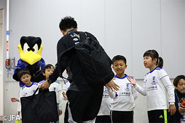 選手を出迎える子どもたちの写真