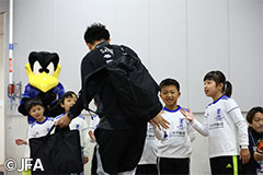 選手を出迎える子どもたちの写真