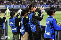 選手を撮影する子どもたちの写真