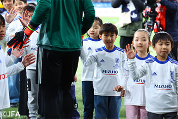 選手を応援する子どもたちの写真