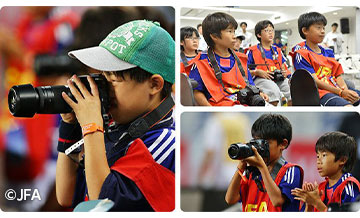 選手を撮影する子どもたちの写真