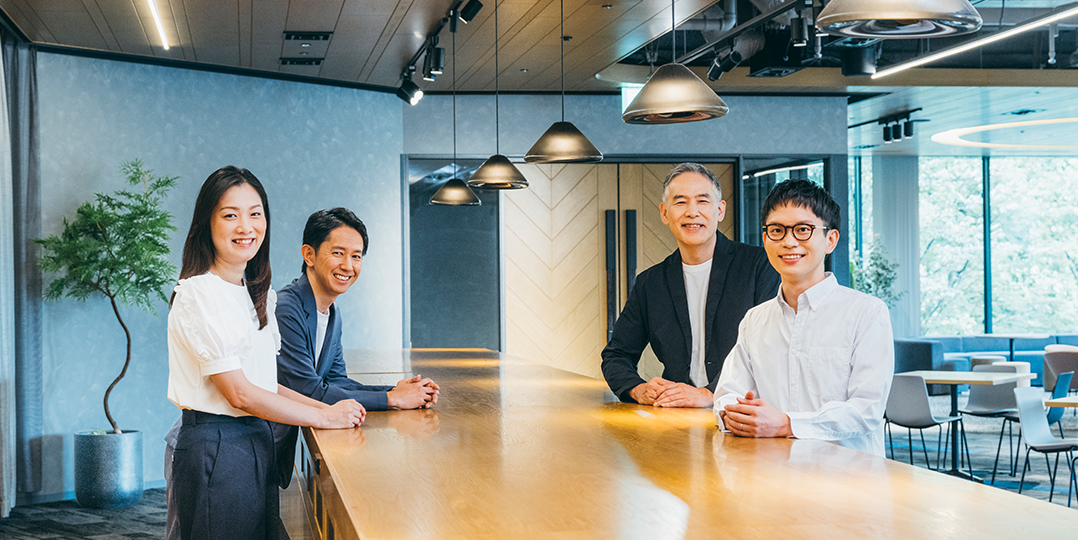 プロジェクトメンバーにインタビュー。〈みずほ〉のあるべき姿を追求して生まれた「DX人材育成プログラム」とは。