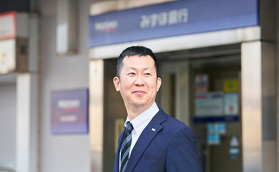 藤岡 一生 担当業務は後方・テラー（窓口）業務担当 異業種から銀行業務へのチャレンジ 経験がなくても広がる可能性 藤岡さんのインタビューを見る。