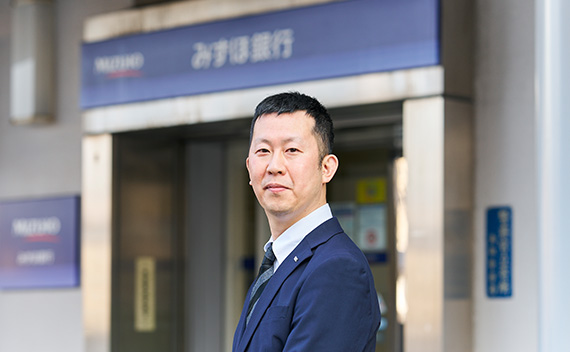 藤岡 一生 担当業務は後方・テラー（窓口）業務担当 異業種から銀行業務へのチャレンジ 経験がなくても広がる可能性 藤岡さんのインタビューを見る。